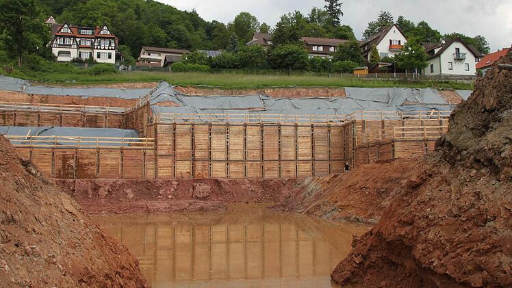 Unter ihren Fenstern entsteht das wichtigste Bauprojekt der Stadt: Das neue Haus Waldenfels. Doch die Hausbesitzer fürchten um die Stabilität des Hangs. Fotos: Ulrike Müller