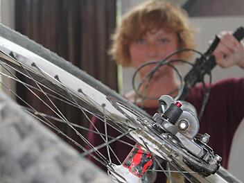 Sabrina Ungemach mit ihrem Mountainbike Foto: Markus Häggberg