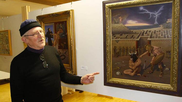 Elmar Berner, der fantastische Realist, vor seinen Ölbildern