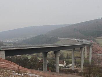 Die Sinntalbrücke der Autobahn A 7. Werden hier bald riesige Strommasten stehen? Foto: Ulrike Müller