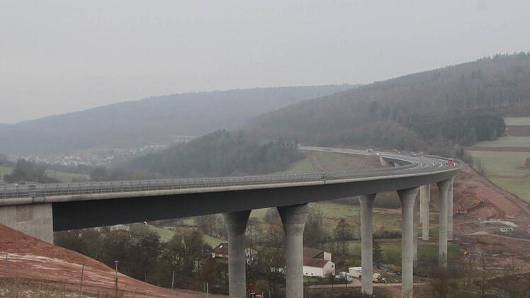 Die Sinntalbrücke der Autobahn A 7. Werden hier bald riesige Strommasten stehen? Foto: Ulrike Müller