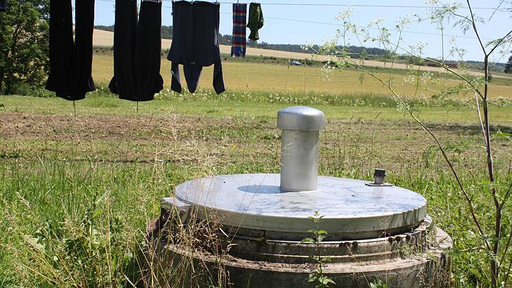 Über mehrere solcher Brunnen wird das mit PER belastete Grundwasser im Talgrund bei Münnerstadt gesammelt und gereinigt. Es handelt sich um eine Altlast der früheren Tierkörperbeseitigungsanstalt.  Foto: Archiv