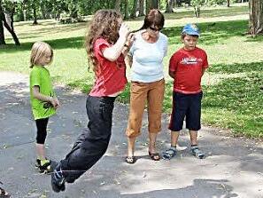 Die Kinder probierten Spiele von früher wie Gummitwist aus.  Foto: Stelzner