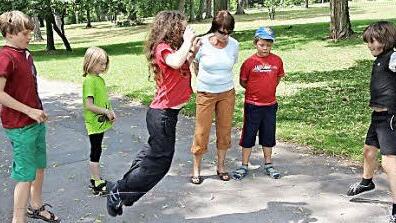 Die Kinder probierten Spiele von früher wie Gummitwist aus.  Foto: Stelzner