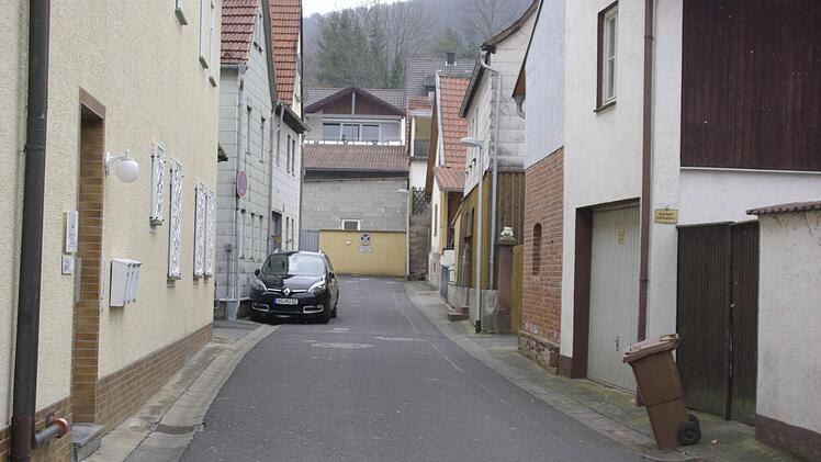 Die Bäckergasse (Foto) und die Brunnengasse sind in der ISEK- Rahmenplanung Objekte, die in eine Leerstandnutzung und optische Verbesserung des Ortskerns von Euerdorf einfließen könnten.  Foto: Winfried Ehling
