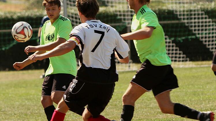 Die beiden Stettfelder Stefan Hasch (rechts) und Christian H&ouml;fler (links) bremsen den Angriff des Zeller Kapit&auml;ns Christoph Herold (Nummer 7).