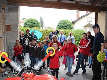 Da braucht es Zielwasser: Der Ring soll an der "zehnarmigen Krake” hängen bleiben. Im Hintergrund verfolgen die Reichmannsdorfer Kommandanten Otmar Söllmann und Jochen Stark (von rechts) das Geschehen. Fotos: Evi Seeger