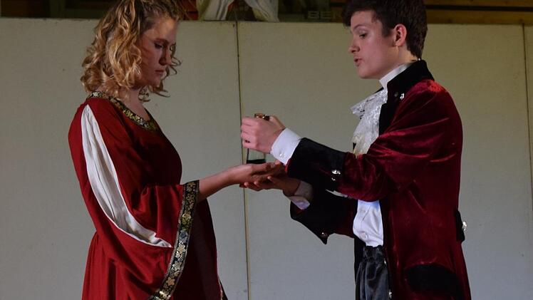 Ein verlockendes Angebot: Ein Zaubertrank soll Gretchens Mutter in Tiefschlaf versetzen und so Gretchen und Faust ein paar Stunden in trauter Zweisamkeit bescheren. Foto: Daniela Pondelicek