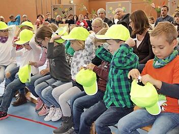 Die Sparkasse verteilte gelbe Sicherheitsmützen an die ABC-Schützen.  Foto: Mathias Erlwein