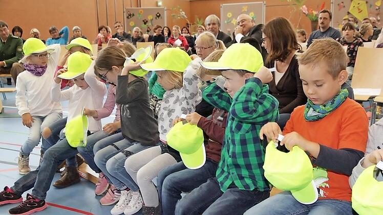 Die Sparkasse verteilte gelbe Sicherheitsmützen an die ABC-Schützen.  Foto: Mathias Erlwein