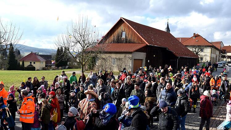 Viele Eltern und Angehörige begleiteten den festlichen Zug vom Rathausplatz zur Stadthalle.Dieter Radziej