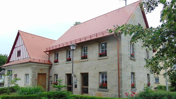 Das Rathaus Kleinsendelbach wird saniert. Foto: Petra Malbrich