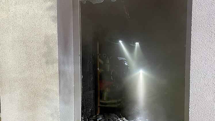 In einem Laden in Höchstadt brach in der Nacht auf Samstag ein Feuer aus.