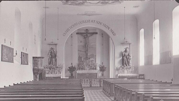 Die Kirche von Maria Bildhausen in den 1960er Jahren. Da gab es noch die Seitenaltäre, wobei am linken Altar das Heilige Grab zu sehen war. Repro-Foto: Hanns Friedrich
