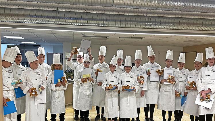 Die ausgebildeten Miniköche bei ihrer Abschlussgala auf Burg Feuerstein