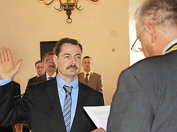 Stefan Stirtzel legte als neues Stadtratsmitglied gestern den Amtseid ab. Er wird der CSU-Fraktion angehören. Vorne rechts Oberbürgermeister Norbert Kastner, hinten Mitglieder der CSU-Fraktion. Foto: Simone Bastian