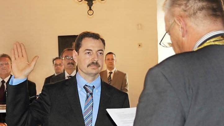Stefan Stirtzel legte als neues Stadtratsmitglied gestern den Amtseid ab. Er wird der CSU-Fraktion angehören. Vorne rechts Oberbürgermeister Norbert Kastner, hinten Mitglieder der CSU-Fraktion. Foto: Simone Bastian