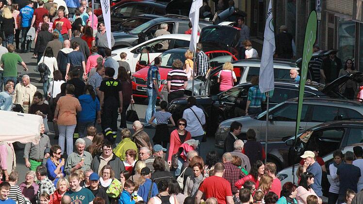 Im Gewimmel der Menschen gingen die Autos am Sonntagnachmittag beinahe unter. Veranstalter Theo Wittmann freute sich denn auch über die große Resonanz des Autofrühlings.