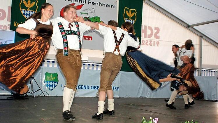 Die Volkstanzgruppe der Partnerlandjugend Görschnitz legt eine heiße Sohle auf das Parkett.  Foto: Sophie Arnold