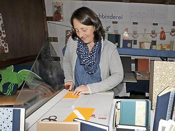 Glorya Geinzer beherrscht ein aussterbendes Handwerk. Um so mehr Besuch hatte sie an ihrem Stand. Fotos: Roland Meister