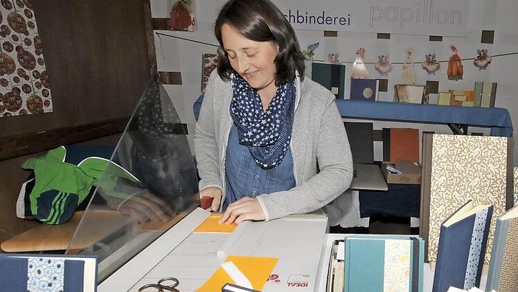 Glorya Geinzer beherrscht ein aussterbendes Handwerk. Um so mehr Besuch hatte sie an ihrem Stand. Fotos: Roland Meister