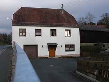 Das ehemalige Jugendheim gehört nun der Stadt und soll die neue Heimat des Bauhofs werden. Die mit Holz verkleidete Scheune (rechts) gehört bereits der Kommune und dient als Abstellhalle für städtische Fahrzeuge. Fotos: Thomas Heuchling