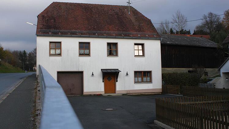 Das ehemalige Jugendheim gehört nun der Stadt und soll die neue Heimat des Bauhofs werden. Die mit Holz verkleidete Scheune (rechts) gehört bereits der Kommune und dient als Abstellhalle für städtische Fahrzeuge. Fotos: Thomas Heuchling