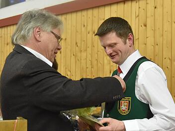 Der Vorsitzende des Nordbayerischen Musikbundes, Ronald Friedrich, ehrt Michael Bauer für seine 25-jährige Dirigententätigkeit. Gabi Arnold