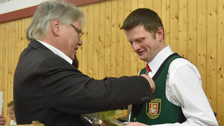 Der Vorsitzende des Nordbayerischen Musikbundes, Ronald Friedrich, ehrt Michael Bauer für seine 25-jährige Dirigententätigkeit. Gabi Arnold