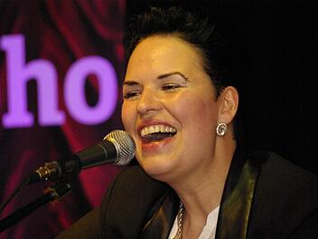 Sabine Holzinger begeisterte in ihrem Heimatort mit leidenschaftlich intonierten Pop-, Rock-Stücken, Balladen und eigenen Songs.  Fotos: W. Ehling