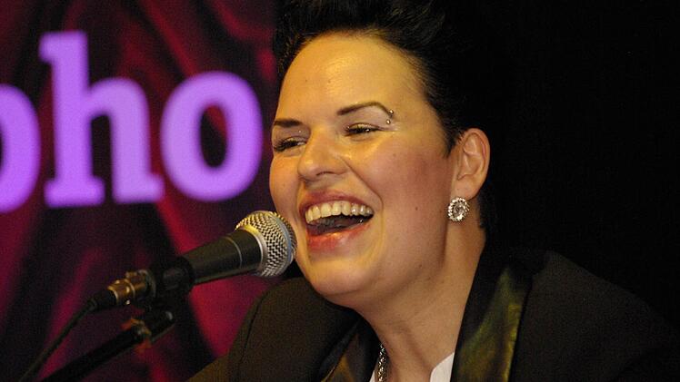 Sabine Holzinger begeisterte in ihrem Heimatort mit leidenschaftlich intonierten Pop-, Rock-Stücken, Balladen und eigenen Songs.  Fotos: W. Ehling