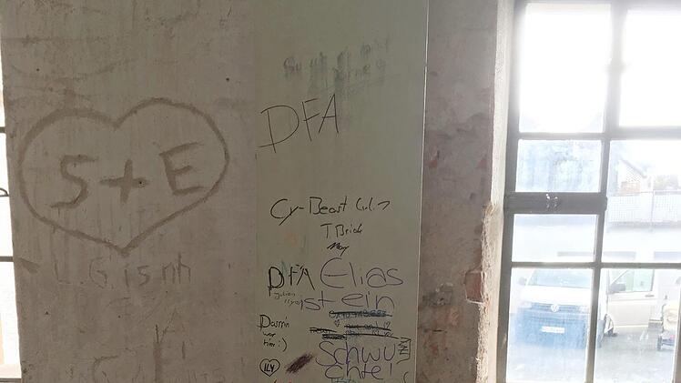Auch die Säulen sind von oben bis unten beschmiert worden.