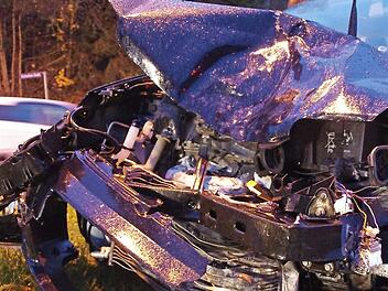 Am Kleinwagen entstand Totalschaden. Die 30-jährige Fahrerin aus dem Kreis Kronach erlitt einen Schock.  Fotos: Marco Meißner