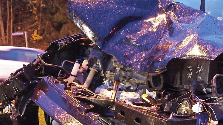 Am Kleinwagen entstand Totalschaden. Die 30-jährige Fahrerin aus dem Kreis Kronach erlitt einen Schock.  Fotos: Marco Meißner