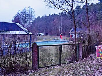 Das Warten hat ein Ende: Wenn alles nach Plan läuft, rollen noch in diesem Jahr die Bagger zum Umbau des Freibades in ein ökologisches und chlorfreies Naturbad "Autilus." Foto: Gabi Arnold