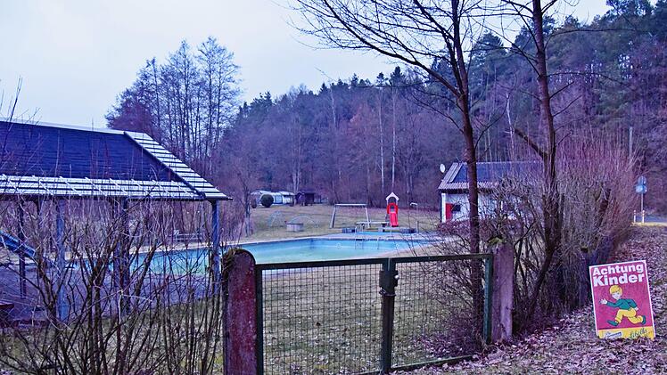 Das Warten hat ein Ende: Wenn alles nach Plan läuft, rollen noch in diesem Jahr die Bagger zum Umbau des Freibades in ein ökologisches und chlorfreies Naturbad "Autilus." Foto: Gabi Arnold