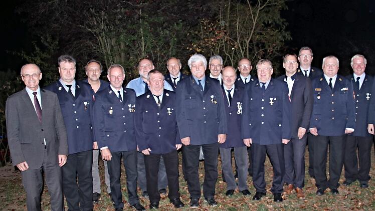 Seit 40 Jahren stehen diese Männer treu zur Feuerwehr. Ihnen dankte Landrat Wilhelm Schneider (links) und Bürgermeister Wolfram Thein (Fünfter von rechts). Mit auf dem Foto Wolfang Harnauer (Zweiter von rechts), der für die länderübergreifende Truppmannausbildung verantwortlich war.