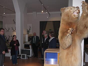 Die Mitglieder des Zweckverbandes Jagd- und Fischereimusem Schloss Tambach bei der Sichtung der Exponate.