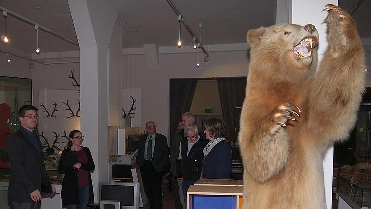 Die Mitglieder des Zweckverbandes Jagd- und Fischereimusem Schloss Tambach bei der Sichtung der Exponate.