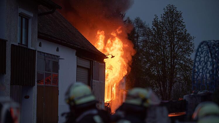 Am Donnerstagabend hat der Anbau eines ehemaligen Bauernhofs in Weißenburg gebrannt.  Foto: Goppelt/News5