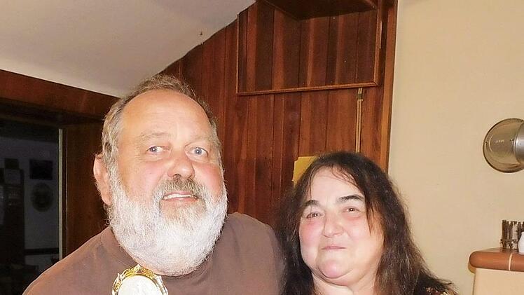 Ein strahlender Bürgerkönig Peter Rösch (links) mit der Vorsitzenden Rosi Bodner.
