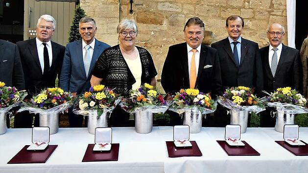 Verdiente Kommunalpolitiker sind mit silbernen und goldenen B&uuml;rgermedaillen des Landkreises Kulmbach geehrt worden. Im Bild (von links) stellvertretender Landrat J&ouml;rg Kunstmann, Norbert Volk, Ludwig von Lerchenfeld, Siegfried Decker, Brigitte Soziaghi, Landrat Klaus Peter S&ouml;llner, Oswald Purucker, Helmuth Breitenfelder, Veit P&ouml;hlmann und stellvertretende Landr&auml;tin Christina Flauder.