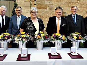 Verdiente Kommunalpolitiker sind mit silbernen und goldenen Bürgermedaillen des Landkreises Kulmbach geehrt worden. Im Bild (von links) stellvertretender Landrat Jörg Kunstmann, Norbert Volk, Ludwig von Lerchenfeld, Siegfried Decker, Brigitte Soziaghi, Landrat Klaus Peter Söllner, Oswald Purucker, Helmuth Breitenfelder, Veit Pöhlmann und stellvertretende Landrätin Christina Flauder.