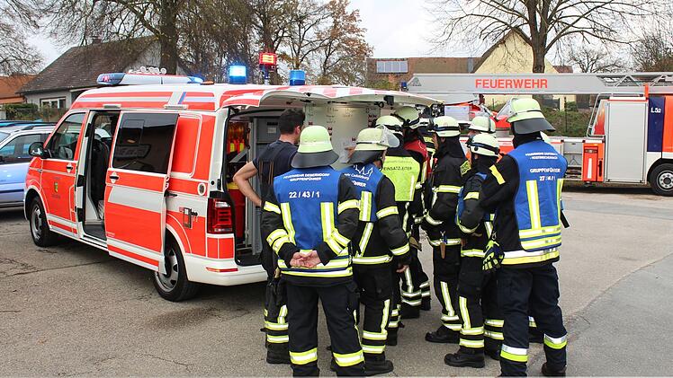 Cadolzburg: Hackschnitzellager-Brand stellt Feuerwehren vor Herausforderung - f&uuml;nfst&uuml;ndiger Einsatz