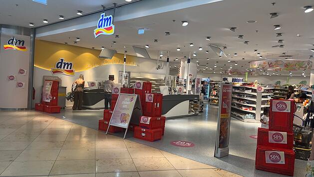dm-Filiale in Erlangen Arcaden schlie&szlig;t heute - 50 Prozent Rabatt auf alles