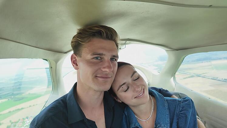 Friedrich &uuml;berrascht die Lehrerin mit einem Flug.