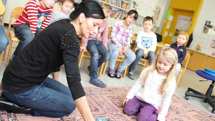 Sofia wird ihre Sprachauffälligkeit bis zur Einschulung überwunden haben. Förderlehrerin Judith Schöffel (Bild) und ihre Kolleginnen Maria Ribbrock und Regina Hesse helfen ganz gezielt. Fotos: Matthias Beetz