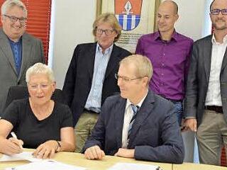 Bürgermeisterin Stark (l.) unterschreibt den Vertrag. Foto: Wilfried Roppelt