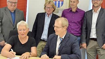 Bürgermeisterin Stark (l.) unterschreibt den Vertrag. Foto: Wilfried Roppelt