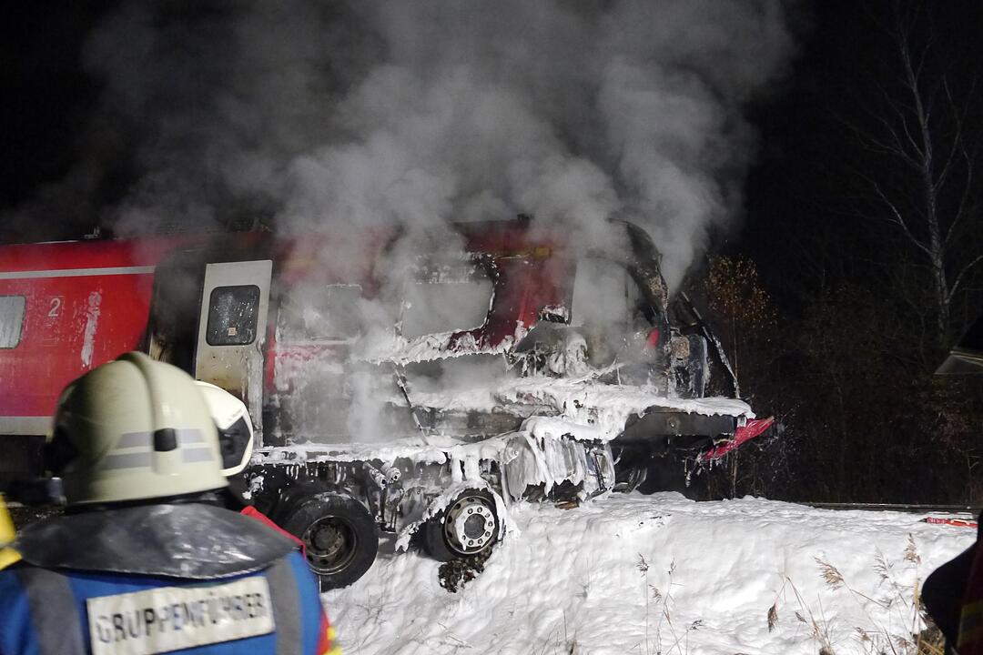 Personenzug rast in US-Militär-Schwertransporter